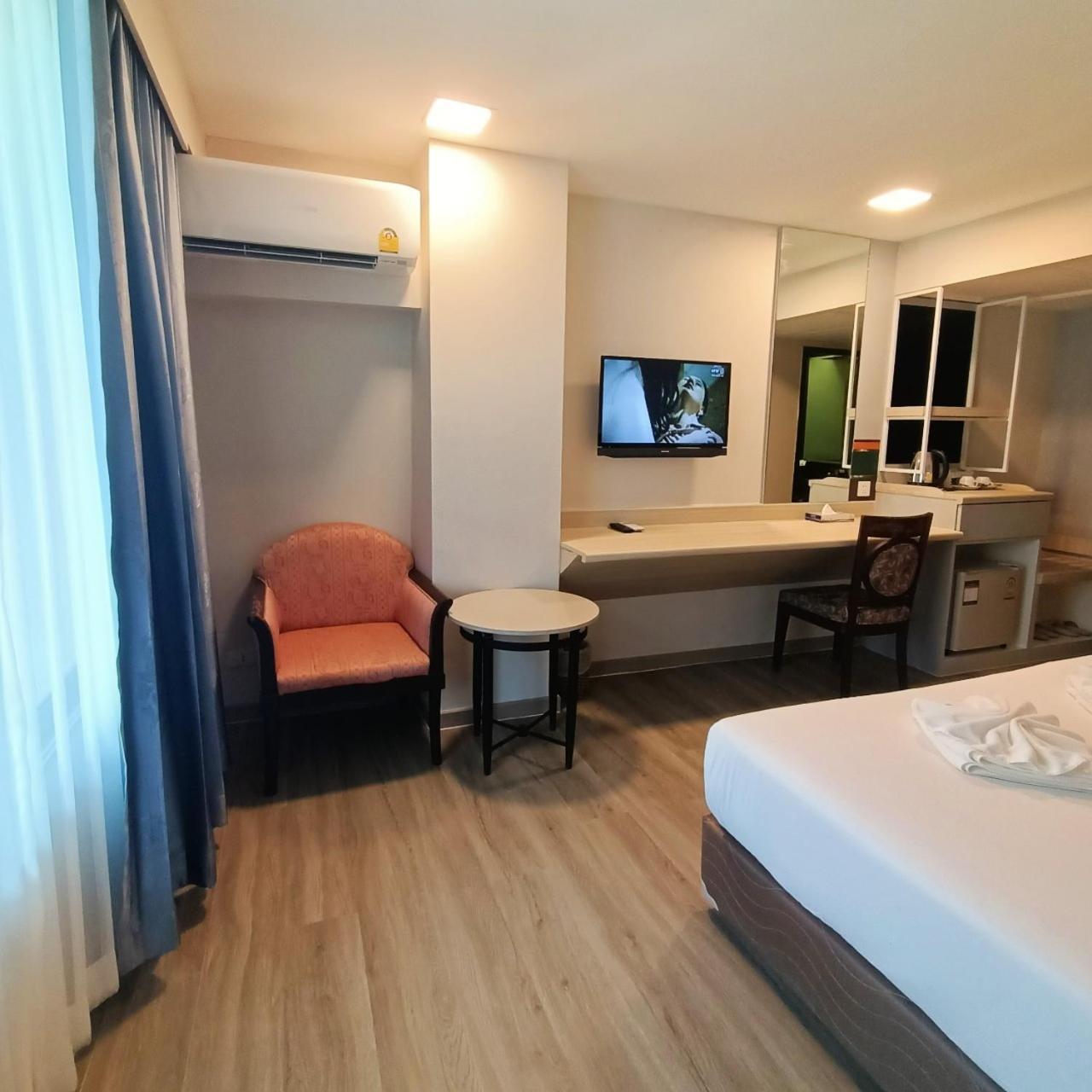 Mayflower Grande Hotel Phitsanulok Exterior photo